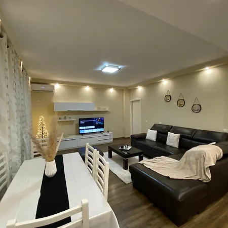 Town Square Apartment *